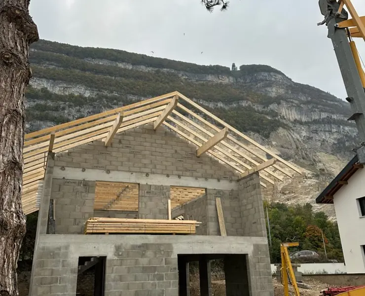 Charpente et maçonnerie d'une maison en Haute-Savoie