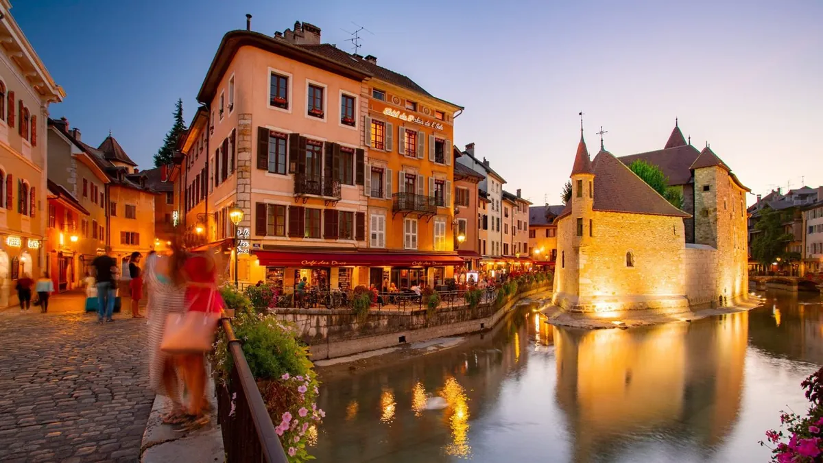 Vieille ville d'Annecy et Palais de l'Île — rénovation à Annecy par Renov Haute-Savoie